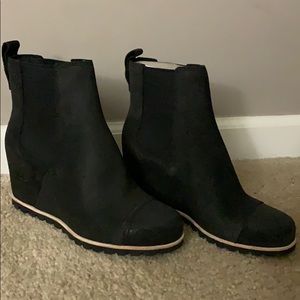 Brand new Ugg Pax wedge boot